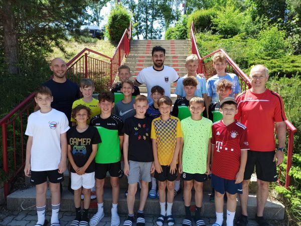 Mannschaftsfoto mit Veli Kavlak, ehemaliger Rapid Spieler und Nationalteam Spieler